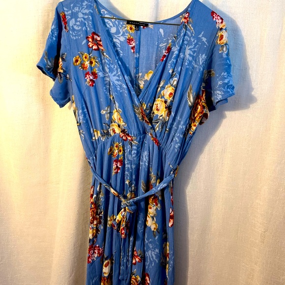 Staccato Dresses & Skirts - 🦄🦄Staccato blu flower print wrap dress size:S